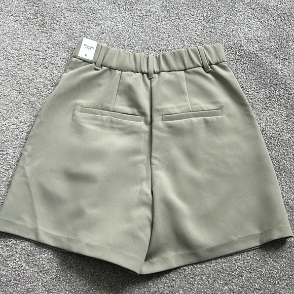 Abercrombie and Fitch Sage Green Pleated Trouser Shorts - Picture 4 of 10